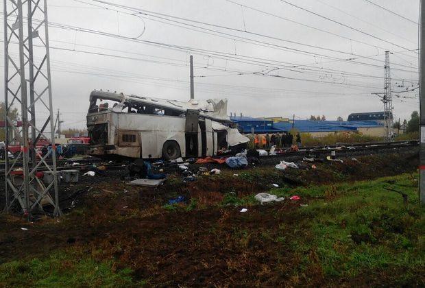 Жуткая авария в России: столкнулись автобус и поезд, 18 погибших