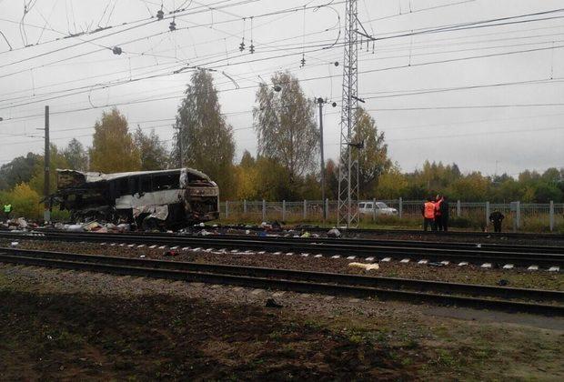 Жуткая авария в России: столкнулись автобус и поезд, 18 погибших