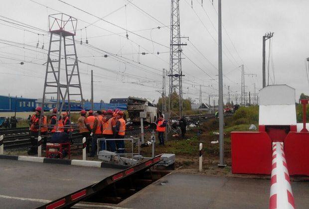 Жуткая авария в России: столкнулись автобус и поезд, 18 погибших