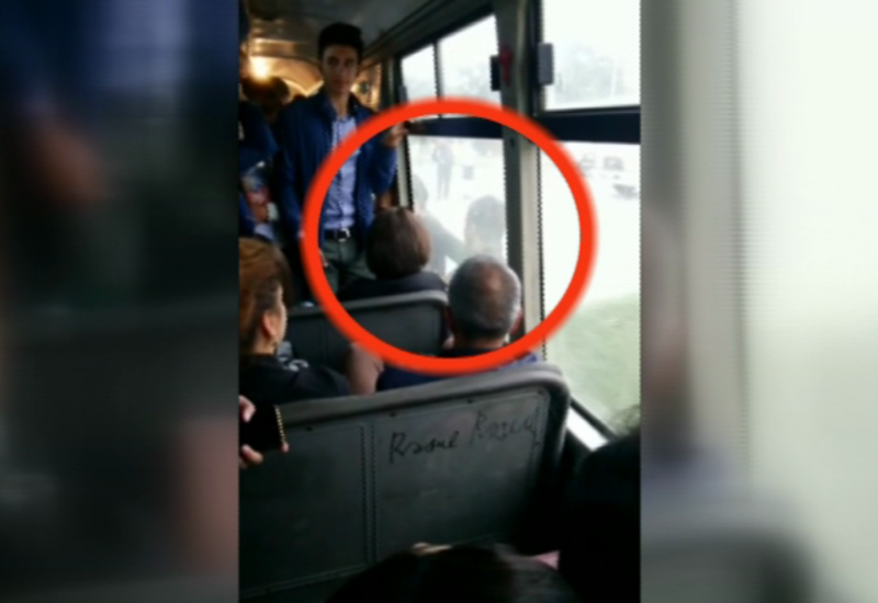 Sərnişinlər qapıdan sallanıb gedir