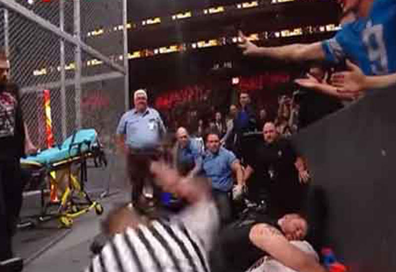Известный рестлер сломал шею после падения на соперника с "Клетки смерти"