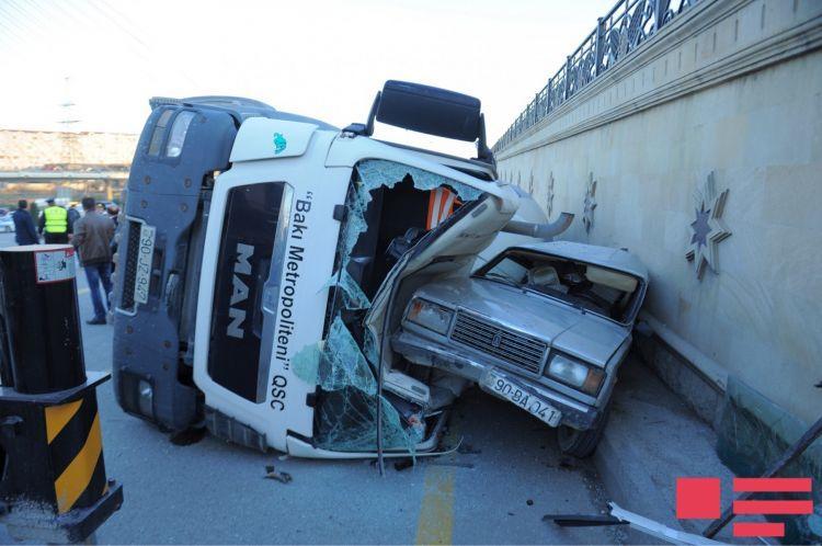 Bakıda dəhşətli qəza: Betonqarışdıran maşın minik avtomobilinin üstünə aşdı
