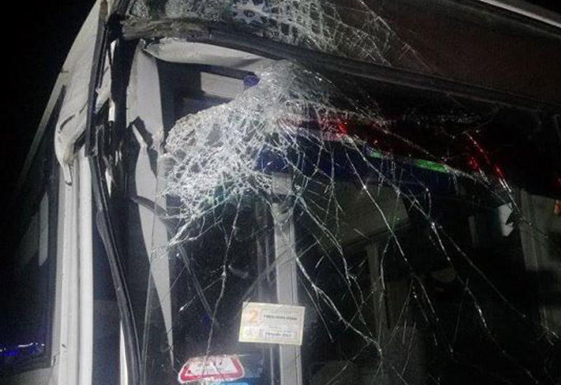Bakıda avtobus yük maşını ilə toqquşub, xəsarət alanlar var