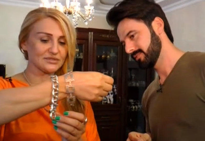 Prodüser efirdə aparıcıya verdiyi hədiyyəni geri aldı - VİDEO