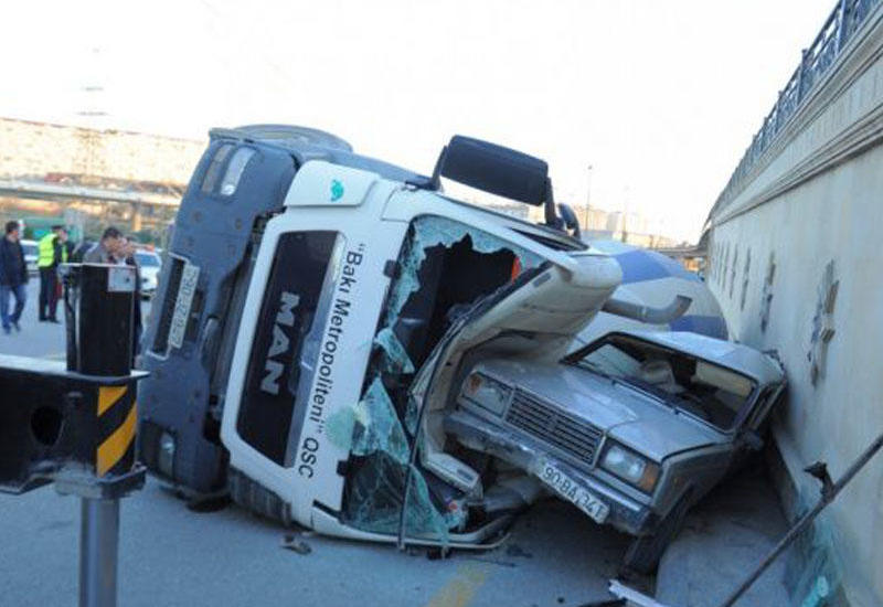 Bakıda dəhşətli qəza: Betonqarışdıran maşın minik avtomobilinin üstünə aşdı