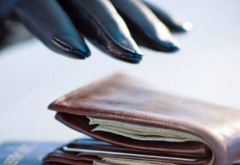 Qonşunun evini də taladı, bank hesabından da pul oğurladı