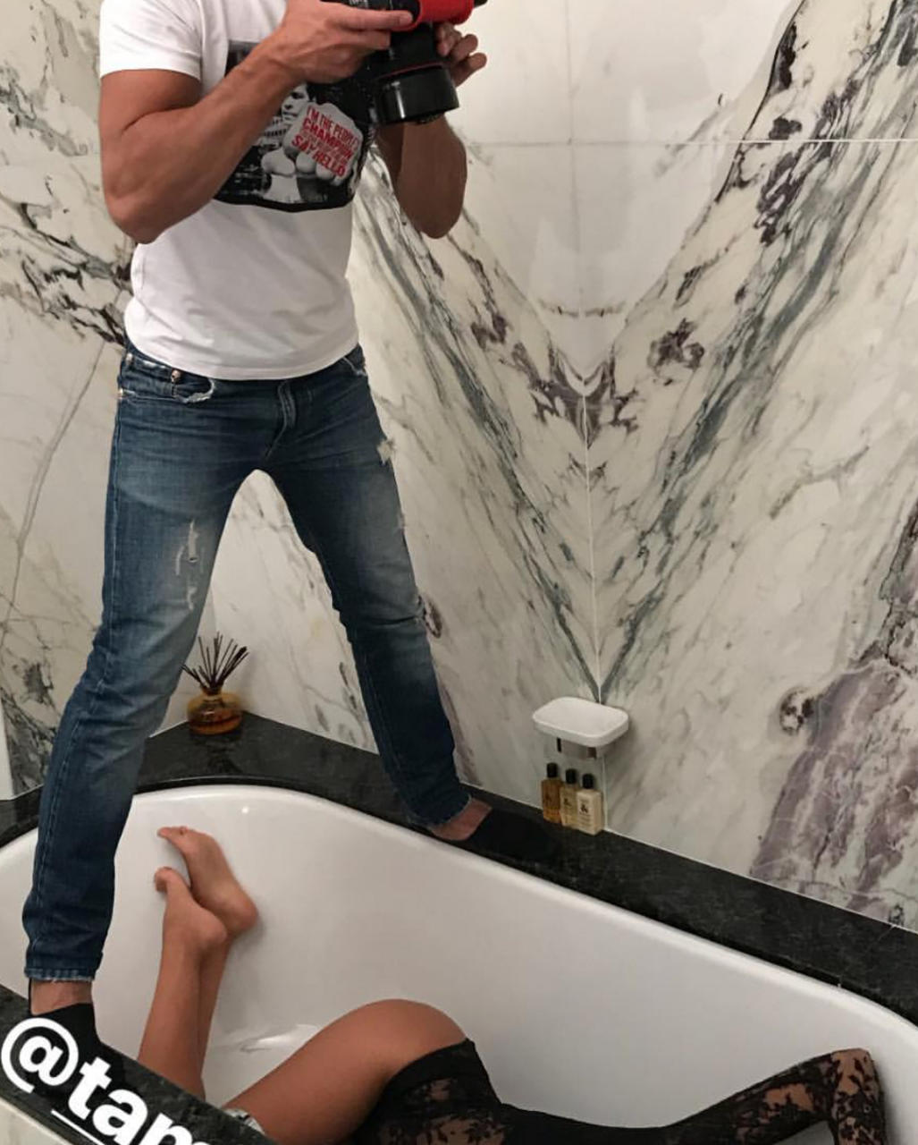 Azərbaycanlı model hamamda yarıçılpaq FOTOsessiya etdirdi
