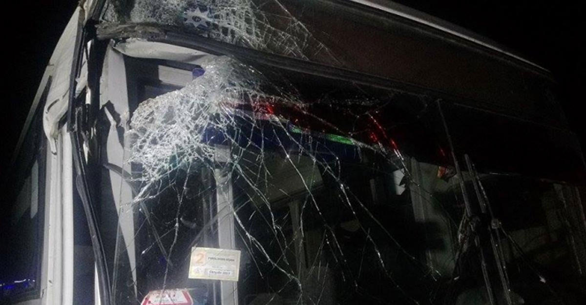 Bakıda avtobus yük maşını ilə toqquşub, xəsarət alanlar var