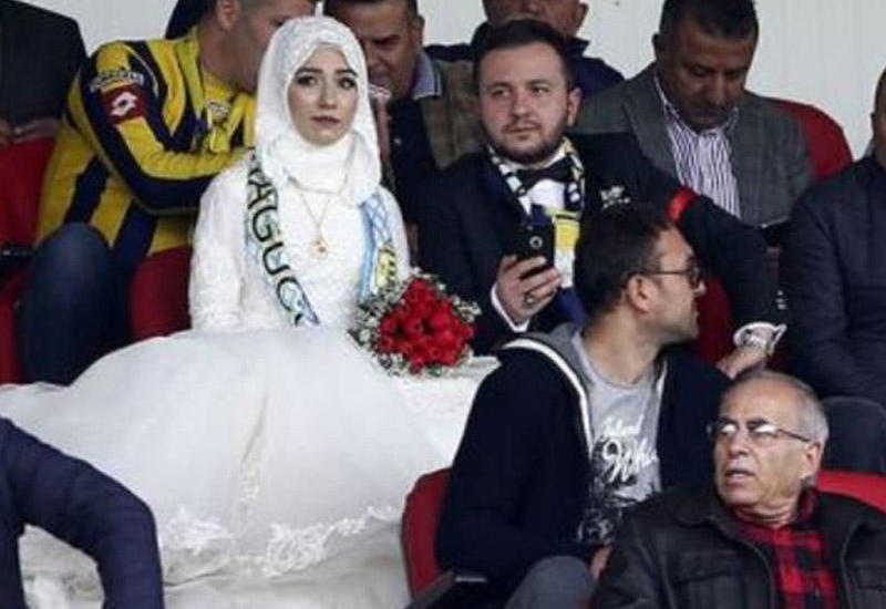 Bəylə gəlin toy günü stadionda futbola baxdı