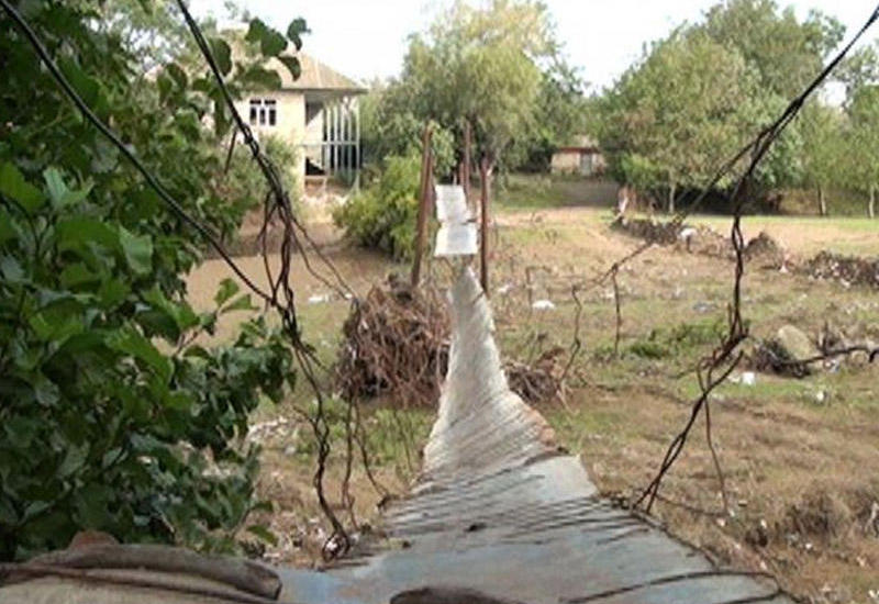 Sel Astarada üç körpünü dagıdıb