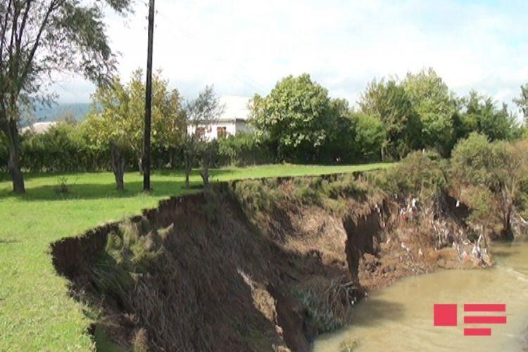 Sel Astarada üç körpünü dagıdıb