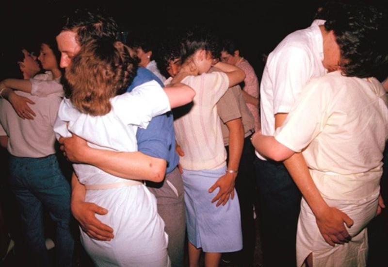 80-ci illərin ingilis diskotekası - eşqbazlıq edənlər, öpüşlər, özünü itirənlər...