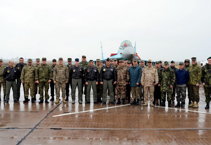 Военные атташе 17 стран на базе ВВС Азербайджана