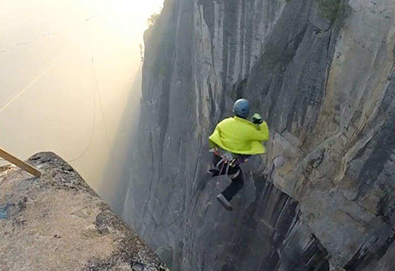 Экстремал прыгнул со скалы в пустоту без парашюта