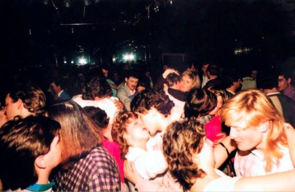 80-ci illərin ingilis diskotekası - eşqbazlıq edənlər, öpüşlər, özünü itirənlər...