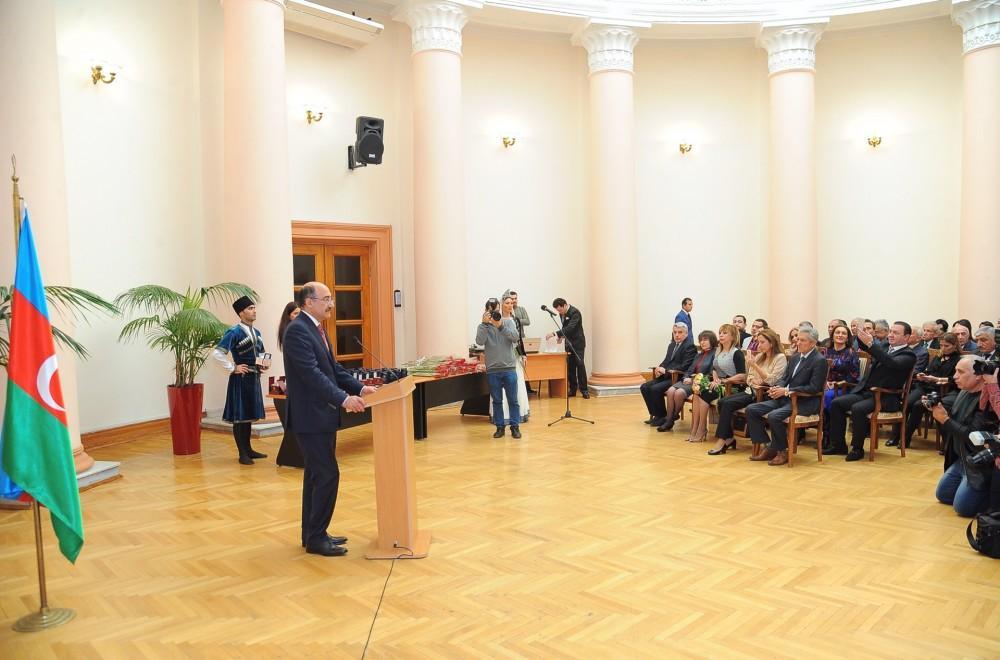 Абульфас Гараев вручил награды деятелям культуры и искусства и работникам сферы туризма