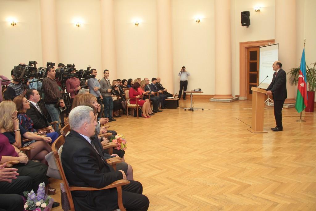 Абульфас Гараев вручил награды деятелям культуры и искусства и работникам сферы туризма