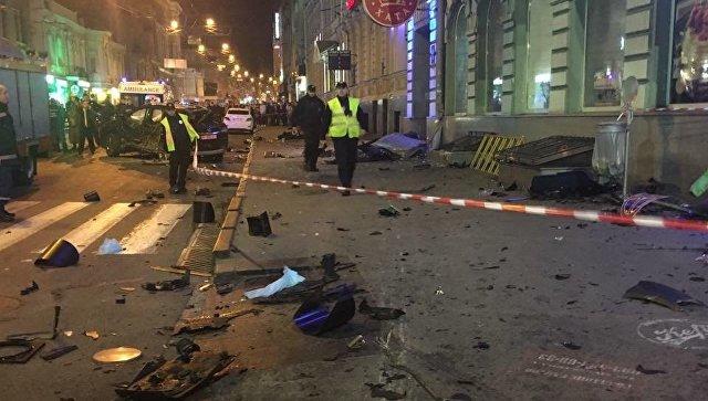 В Харькове внедорожник въехал в толпу, есть погибшие