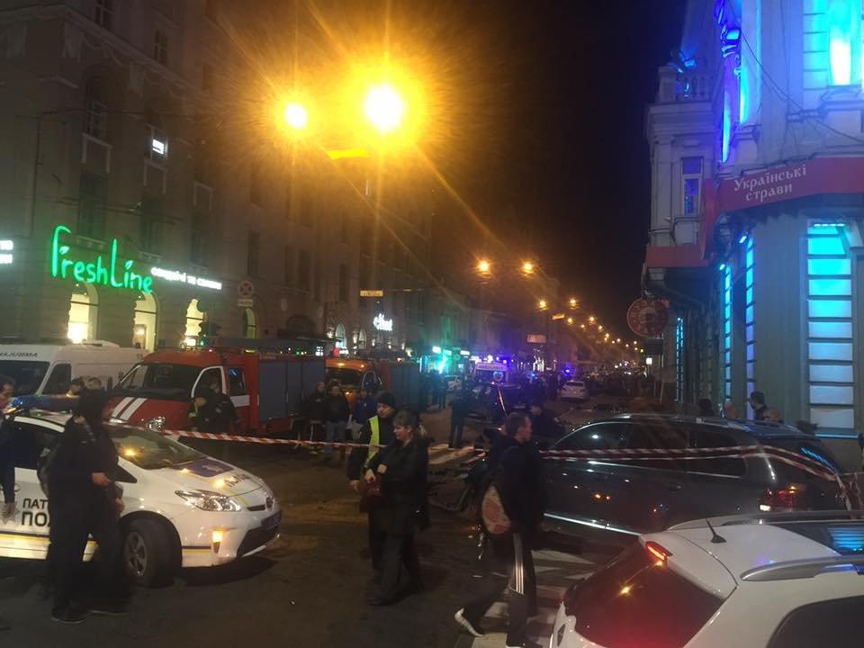 В Харькове внедорожник въехал в толпу, есть погибшие