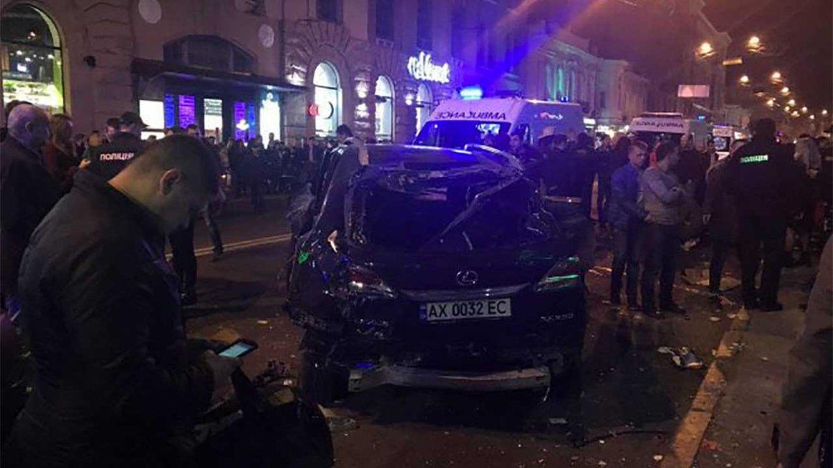 В Харькове внедорожник въехал в толпу, есть погибшие