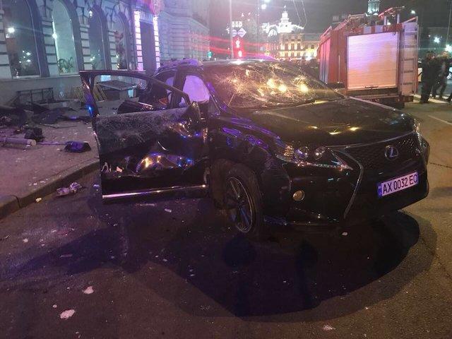 В Харькове внедорожник въехал в толпу, есть погибшие