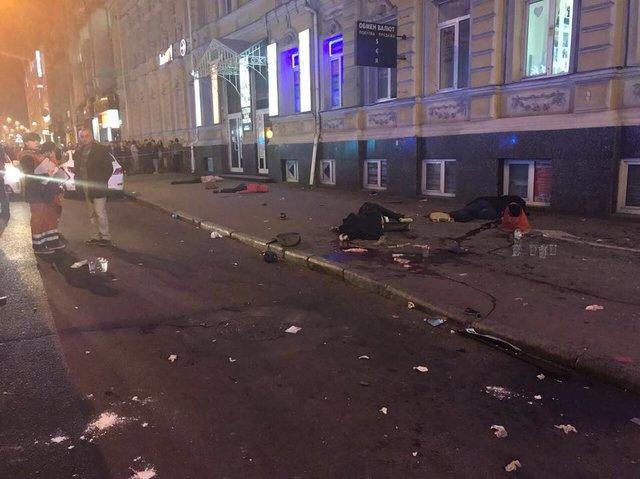 В Харькове внедорожник въехал в толпу, есть погибшие