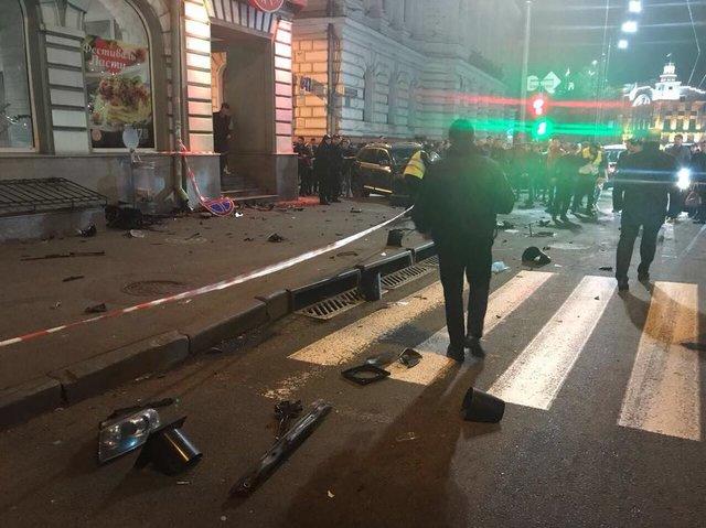 В Харькове внедорожник въехал в толпу, есть погибшие