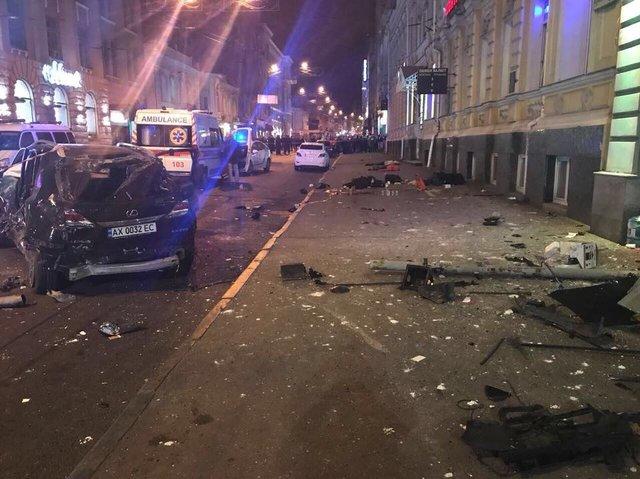В Харькове внедорожник въехал в толпу, есть погибшие