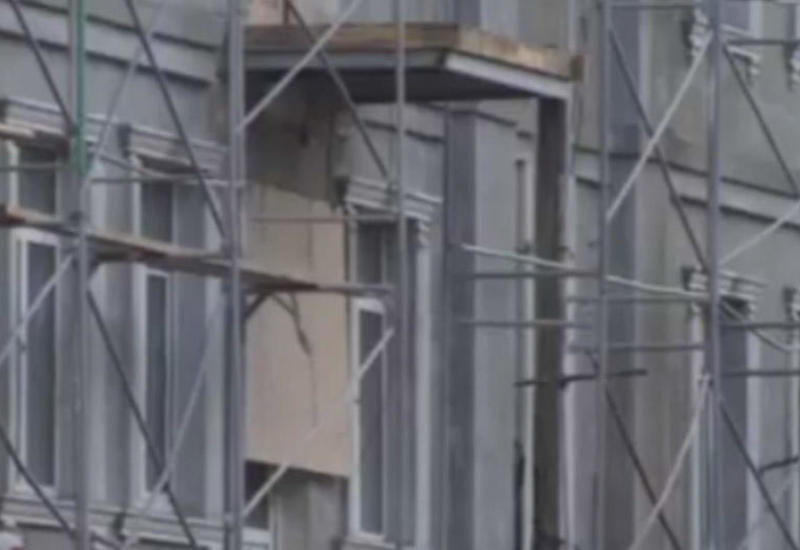 Bakıda binaların “balkon”lar sökülür