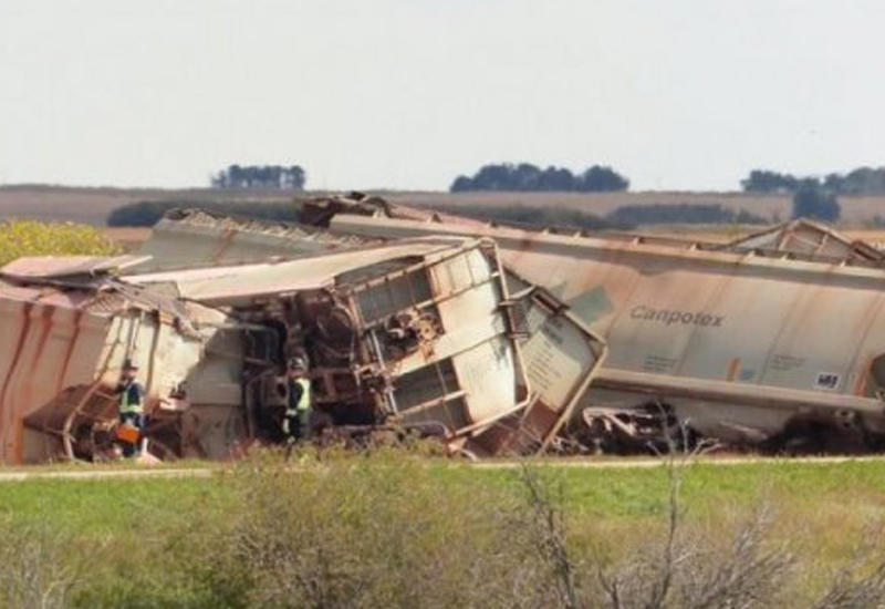 Два поезда "сдуло" с рельсов мощными порывами ветра