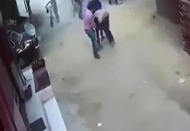 Kiçik qızı qaçırmaq istəyən oğlanı döydülər