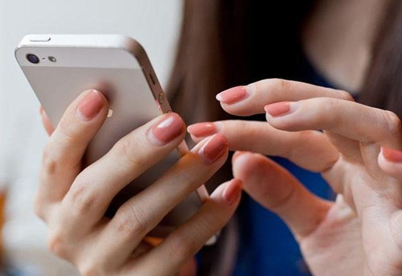 Qadınlara ərlərinin telefonuna baxmaq qadağan edildi