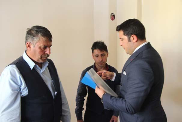 Elçilərinin qarşısına hicablı çıxmışdı
