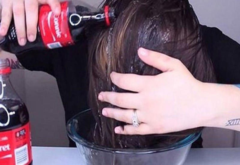 Saçını kola ilə yudu və…