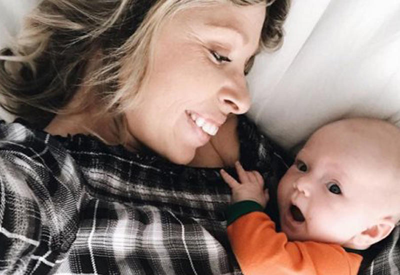 Младенец впервые услышал голос мамы со слезами на глазах