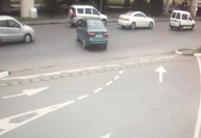 Aвтомобиль укатился без водителя и остался невредим