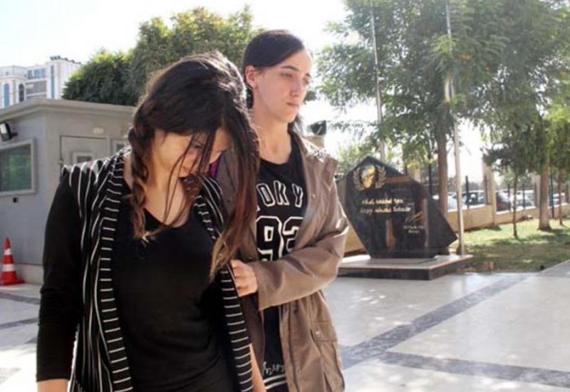 Elçilərinin qarşısına hicablı çıxmışdı