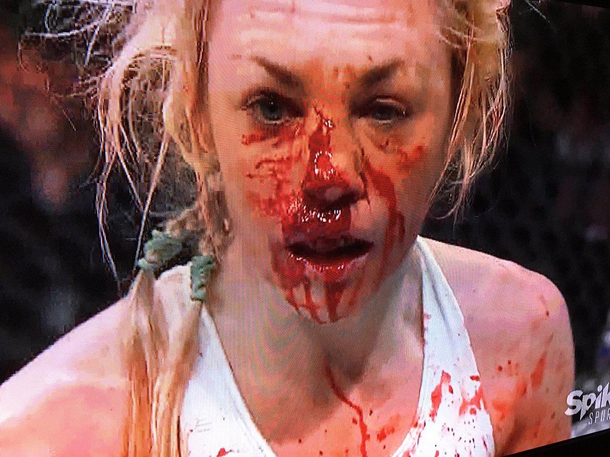 В соцсетях обсуждают кровавый поединок женщин-бойцов MMA