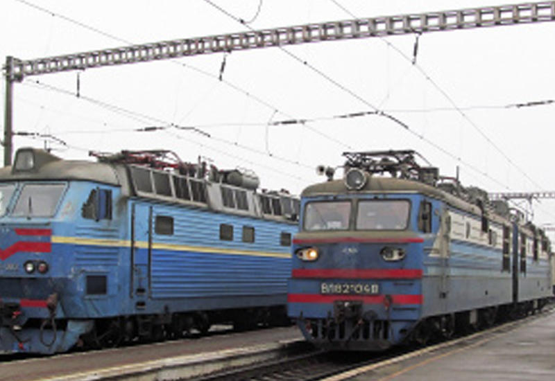 Велосипедист спровоцировал коллапс, проскочив между двумя поездами