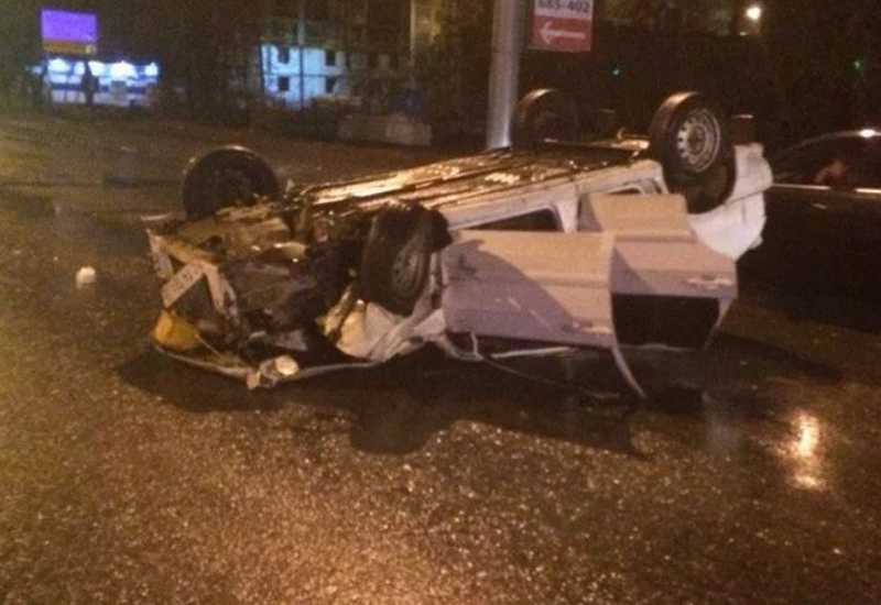 В Шамкире перевернулся автомобиль с полицейскими, есть погибший и раненые