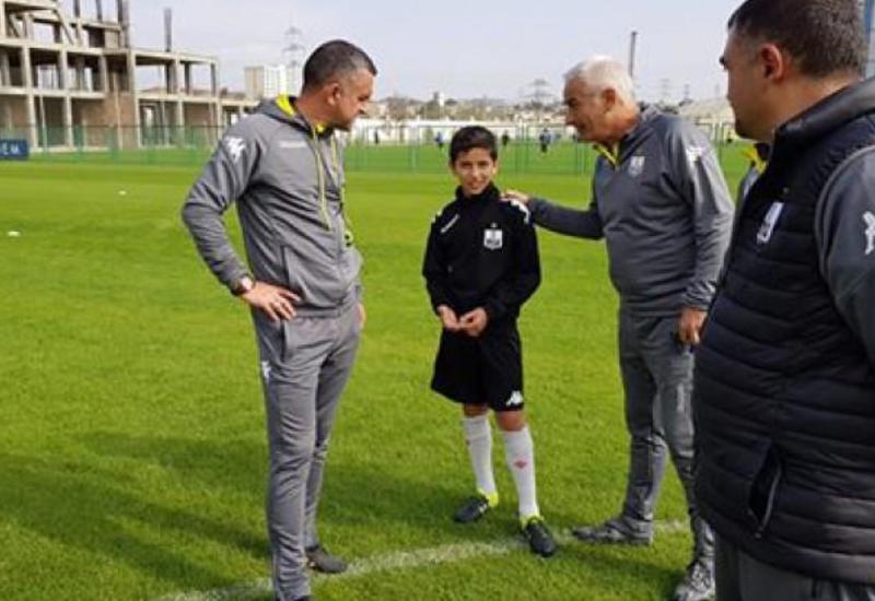 13 yaşlı futbolçu "Neftçi"nin məşqində
