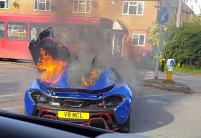 Суперкар стоимостью 1 млн. фунтов стерлингов сгорел дотла на трассе