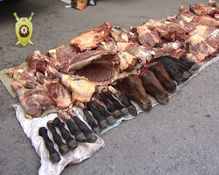 Житель Балакена хотел продать в Баку полтонны мяса больных лошадей