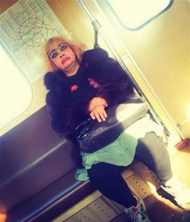 Hər kəs metrodakı bu qadınlardan danışır