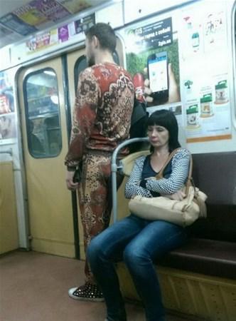 Hər kəs metrodakı bu qadınlardan danışır