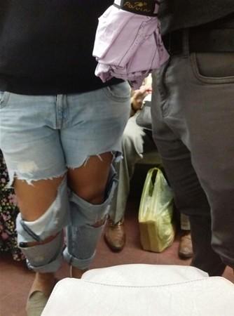 Hər kəs metrodakı bu qadınlardan danışır