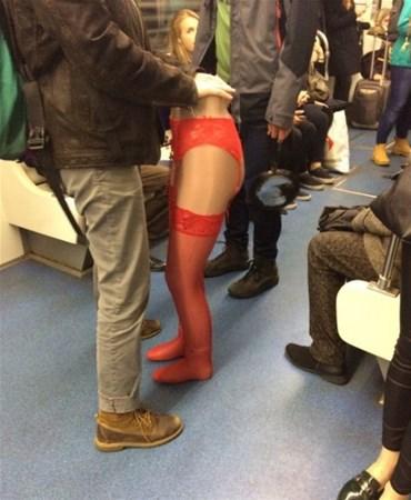 Hər kəs metrodakı bu qadınlardan danışır
