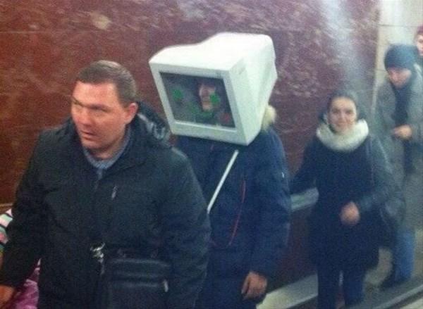 Hər kəs metrodakı bu qadınlardan danışır