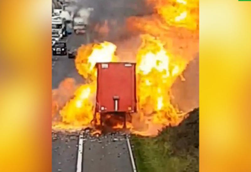 Горящая фура устроила фейерверк на оживленной трассе