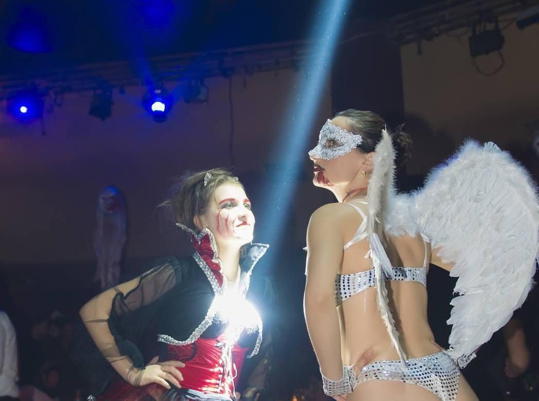 Bakıda +18 parti: Lüt qızlar, striptiz şou...